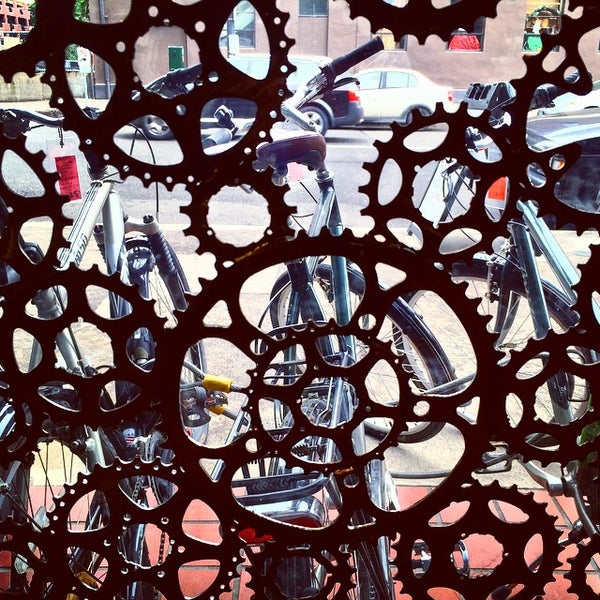 Photo prise au Cycle Portland Bike Tours &amp; Rentals par Susie D. le10/1/2014