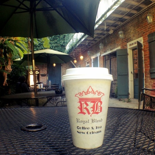 Снимок сделан в Royal Blend Coffee &amp; Tea House пользователем Ann W. 11/7/2012