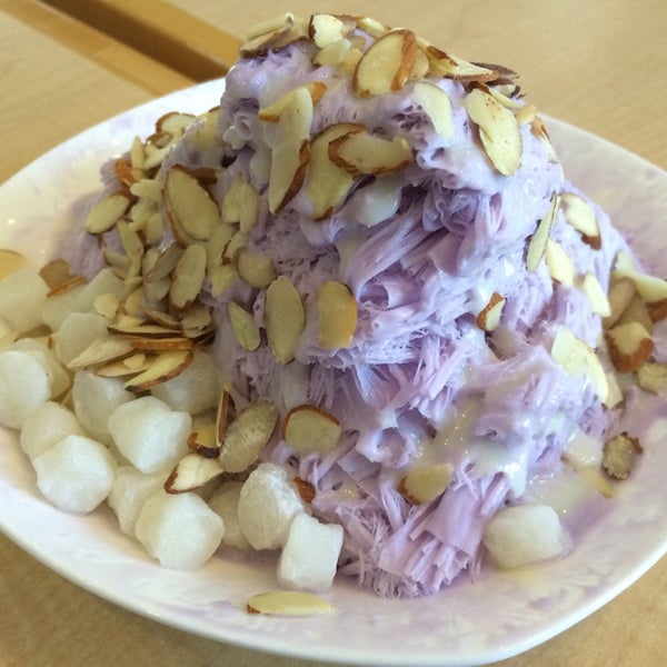 Photo taken at Sno-Zen Shaved Snow &amp; Dessert Cafe by Jung H. on 5/27/2014