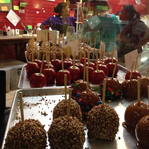 4/12/2013 tarihinde Angela L.ziyaretçi tarafından Mister Apple Candy Store'de çekilen fotoğraf