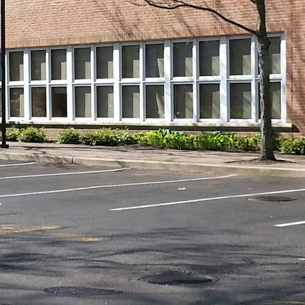 HewlettWoodmere Public Library Biblioteca