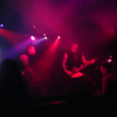 Photo prise au Revolution Bar &amp; Music Hall par Diana Q. le11/22/2012