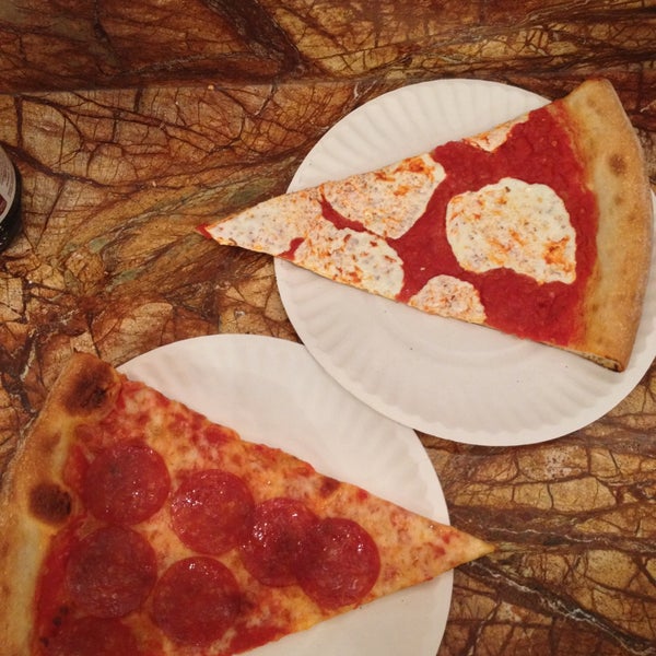4/21/2013 tarihinde Anoop R.ziyaretçi tarafından Joe&#39;s Pizza'de çekilen fotoğraf