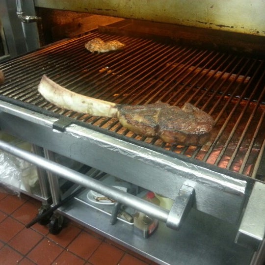 Das Foto wurde bei Ruth&#39;s Chris Steak House - Greenville at I-385 von Josh W. am 12/28/2012 aufgenommen
