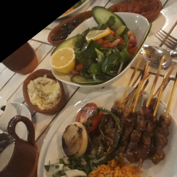 Снимок сделан в Ömür Restaurant пользователем Asuman K. 11/17/2019