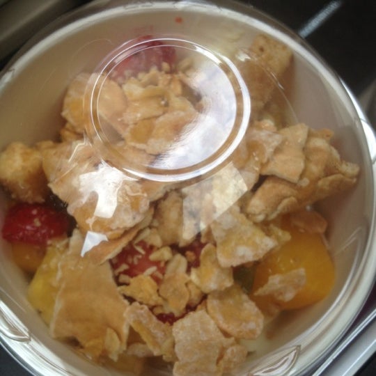 รูปภาพถ่ายที่ Fruttela Frozen Yogurt โดย MeCeci เมื่อ 9/15/2012