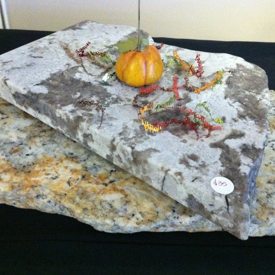 Das Foto wurde bei Knoxville&#39;s Stone Interiors von Kelly M. am 11/15/2012 aufgenommen