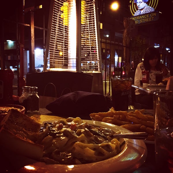 Foto tomada en Jon&#39;s Bar &amp; Grille  por Ashwaq el 10/31/2015