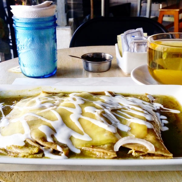 El personal es amable y el servicio es rápido.  Recomiendo las enchiladas suizas.