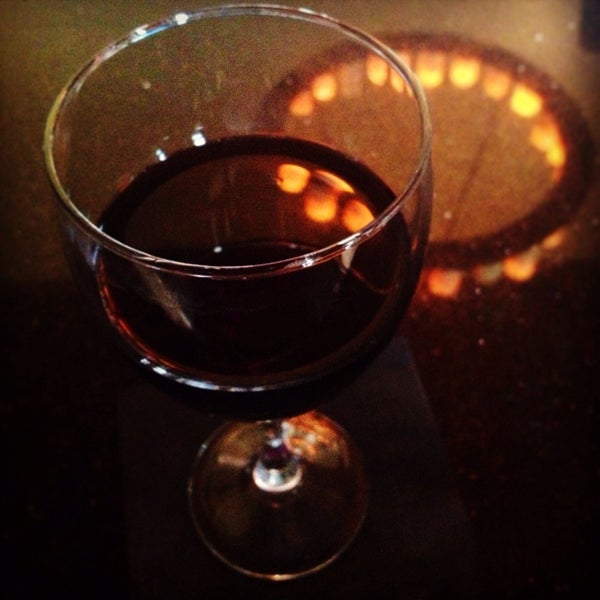 Снимок сделан в ESpiritu Bar Fine Wine, Ale &amp; Spirits пользователем Lara H. 7/30/2013