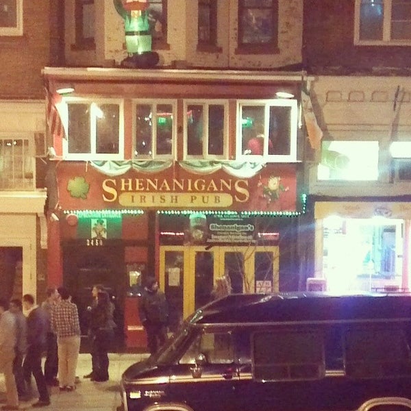 รูปภาพถ่ายที่ Shenanigan&#39;s Irish Pub โดย Serena W. เมื่อ 1/18/2014
