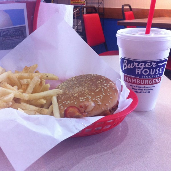 8/14/2013 tarihinde Nick S.ziyaretçi tarafından Burger House'de çekilen fotoğraf