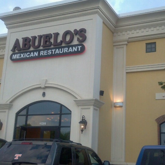Foto diambil di Abuelo&#39;s Mexican Restaurant oleh Debi H. pada 8/15/2013