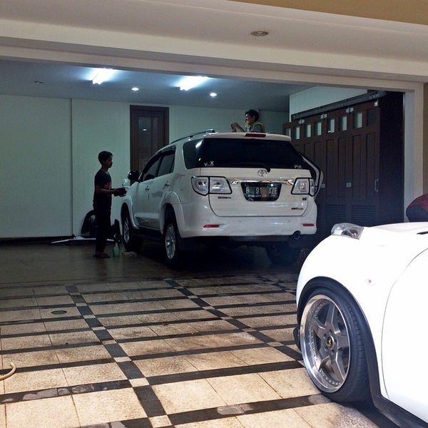 รูปภาพถ่ายที่ Reflections Auto Detailing โดย Charly Putra เมื่อ 12/17/2014