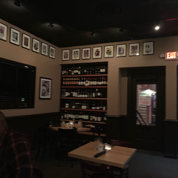 4/1/2019 tarihinde Ryan H.ziyaretçi tarafından The Hall Bar &amp; Grill'de çekilen fotoğraf
