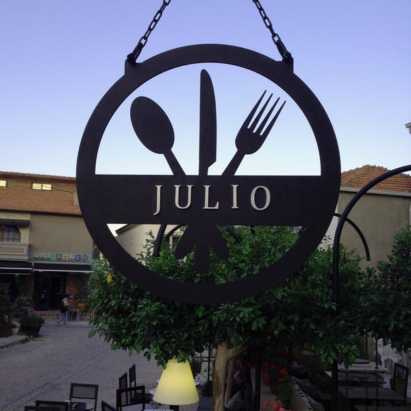 Photo taken at Julio by Julio on 5/26/2016