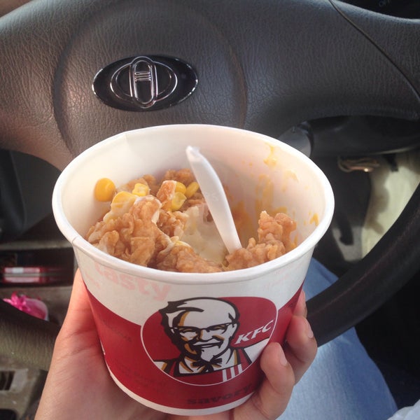 Kfc 24 часа. Kfc 24 часа. Kfc 24 часа. Рекламный стенд кфс. Указатель kfc.