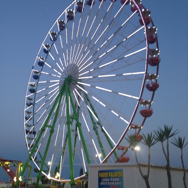 Das Foto wurde bei Parko Paliatso Luna Park von Anastasia K. am 5/7/2013 aufgenommen