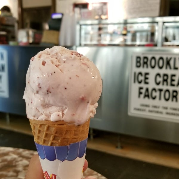 Foto tirada no(a) Brooklyn Ice Cream Factory por Joan L. em 11/16/2017