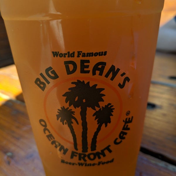 Foto diambil di Big Dean&#39;s Ocean Front Cafe oleh Local I. pada 8/20/2019