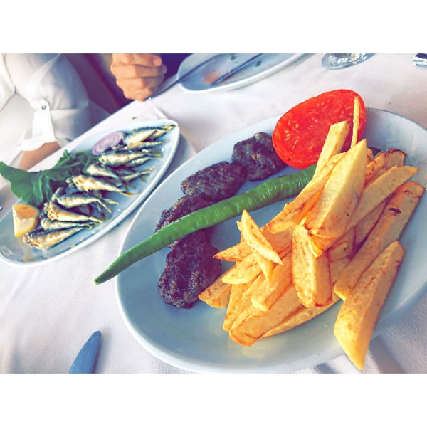 Das Foto wurde bei Çardak Restaurant von sAmra m. am 7/14/2017 aufgenommen