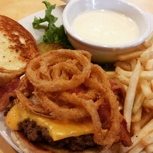 Foto tomada en Lucky&#39;s Burger and Brew  por Patrick A. el 12/20/2014