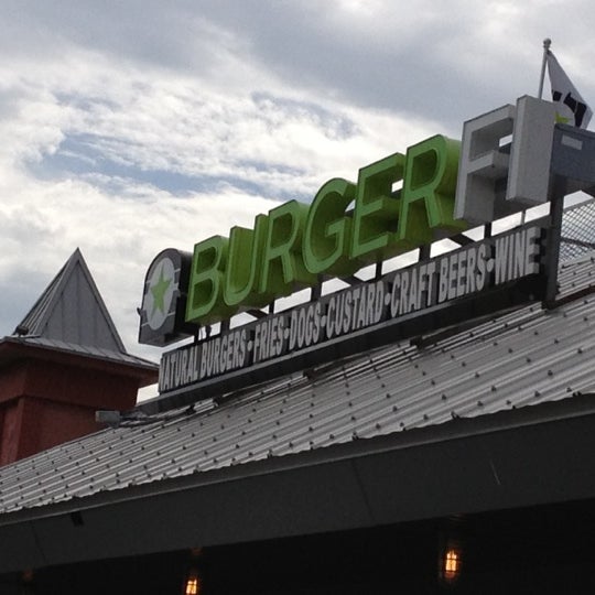 10/7/2012 tarihinde Eugene V.ziyaretçi tarafından BurgerFi'de çekilen fotoğraf