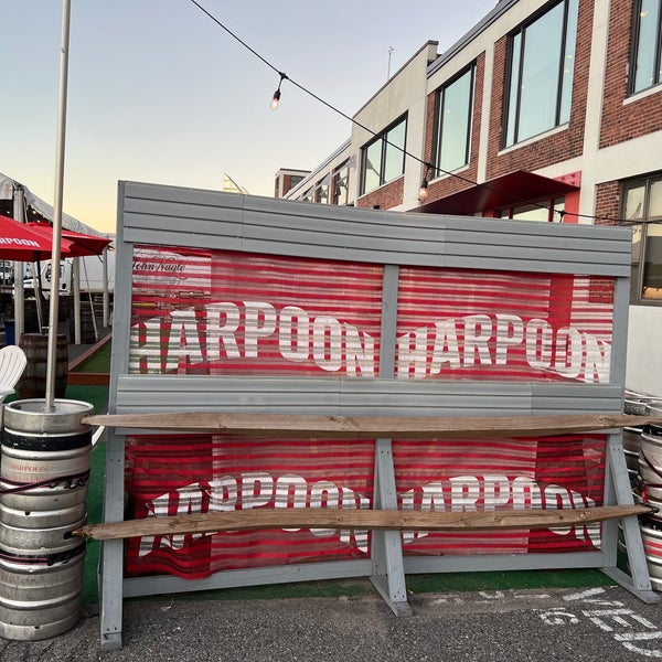 รูปภาพถ่ายที่ Harpoon Brewery โดย Brendan B. เมื่อ 9/2/2022