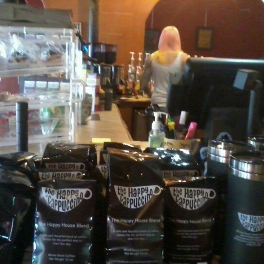 4/19/2013 tarihinde Lance C.ziyaretçi tarafından The Happy Cappuccino Coffee House'de çekilen fotoğraf