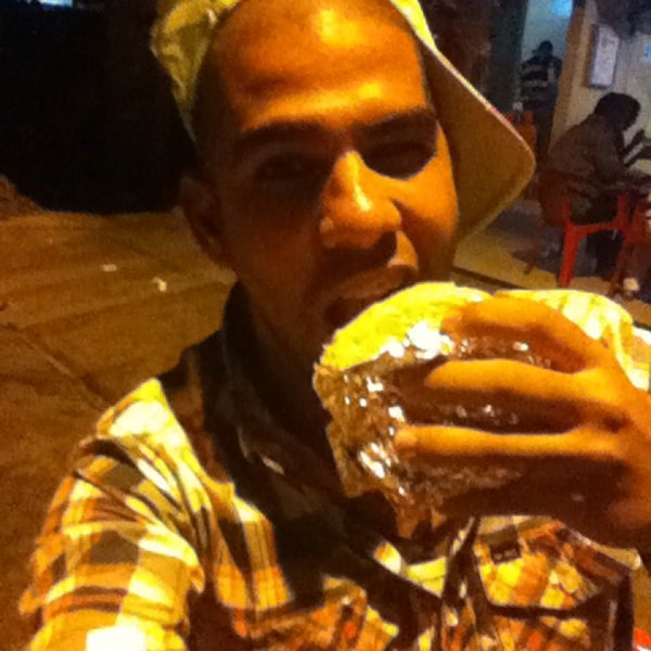 Foto tomada en La Markesina Home Style Burger  por Richard C. el 12/1/2013