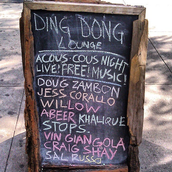 Foto tirada no(a) Ding Dong Lounge por Chris A. em 7/8/2013