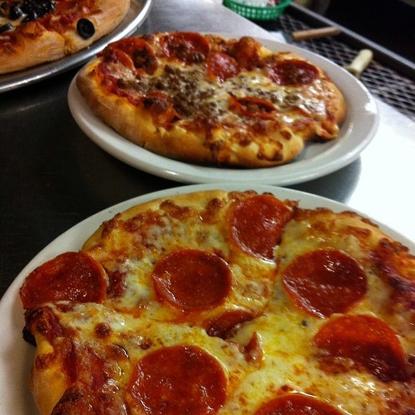Foto tirada no(a) Barry&#39;s Pizza por Marta C. em 4/16/2014