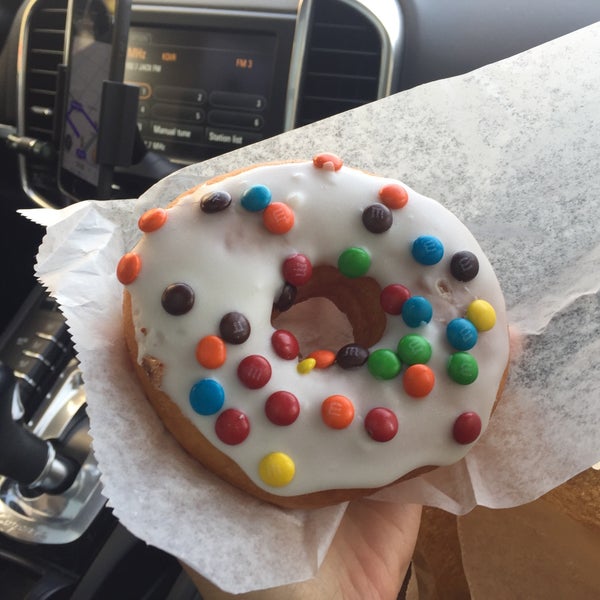 Das Foto wurde bei Sugar Shack Donuts &amp; Coffee von Jen S. am 11/6/2016 aufgenommen