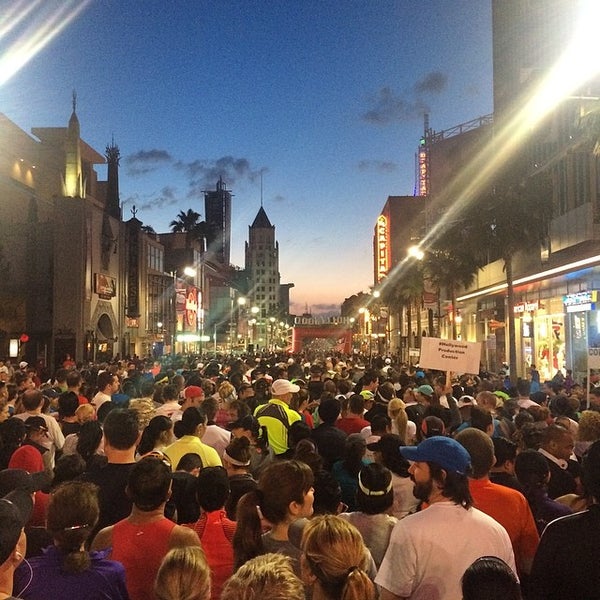 Foto tomada en Hollywood Half Marathon &amp; 5k / 10k  por Jeffy G. el 4/5/2014