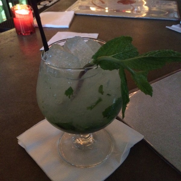 Das Foto wurde bei Continental Restaurant &amp; Martini Bar von Emily C. am 4/24/2015 aufgenommen