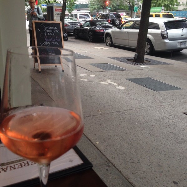 Foto scattata a Serena&#39;s Wine Bar-Cafe da Sarah N. il 7/16/2014
