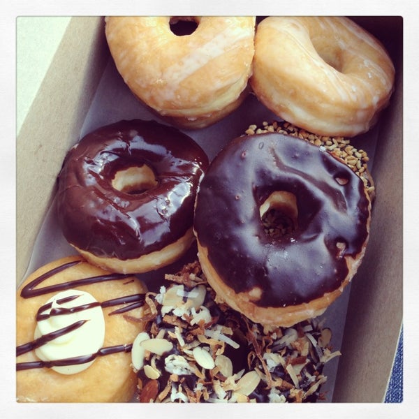 Снимок сделан в Donuts To Go пользователем Jennie 2/11/2013