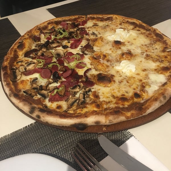Das Foto wurde bei Pizzaara İtalyan Cafe &amp; Restaurant von Nurselin K. am 10/25/2017 aufgenommen