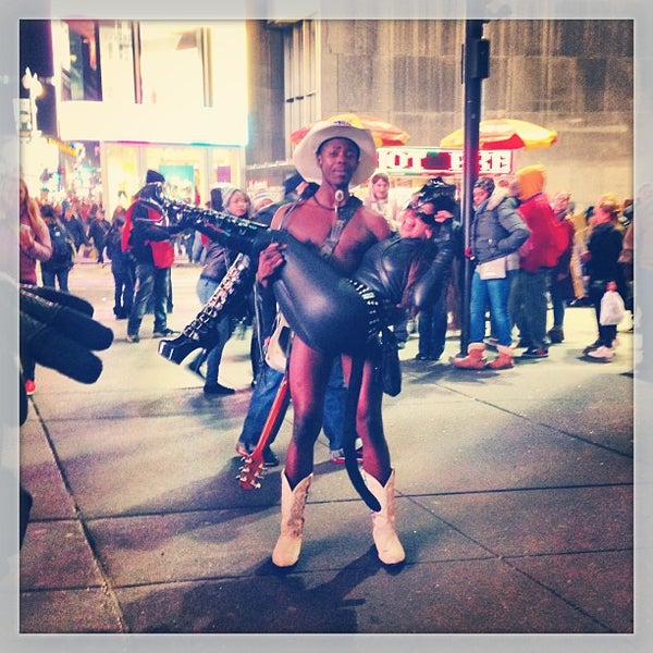 Снимок сделан в Broadway @ Times Square Hotel пользователем Çağın D. 3/28/2013