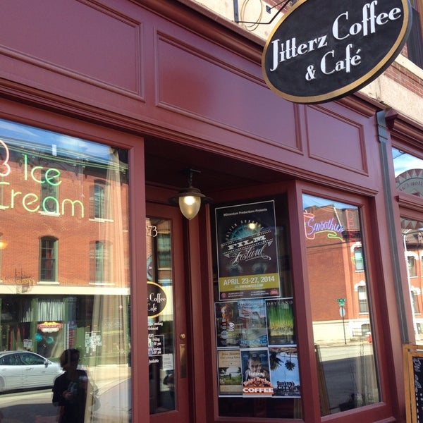4/25/2014 tarihinde Andrew B.ziyaretçi tarafından Jitterz Coffee &amp; Cafe'de çekilen fotoğraf