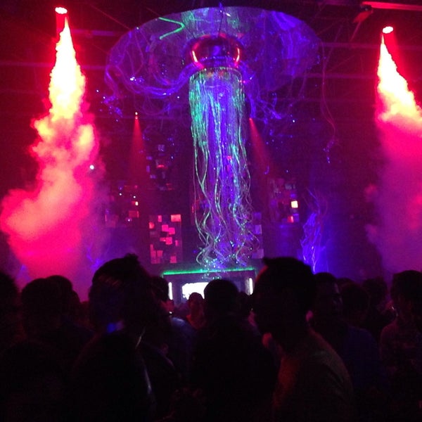รูปภาพถ่ายที่ House Nightclub โดย Andrew B. เมื่อ 12/21/2014