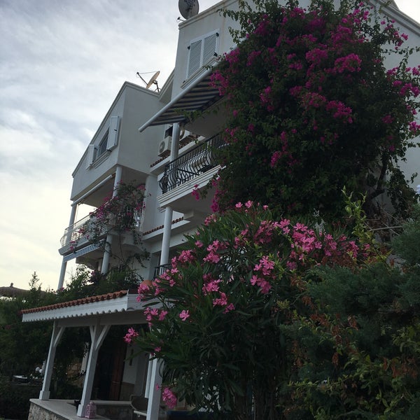 รูปภาพถ่ายที่ Villa Hotel Tamara โดย Sedat เมื่อ 6/1/2019