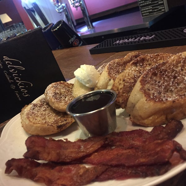 OFF THE GRILL!!! French Toast Dipped in our secret cinnamon mix & grilled toasty brown with powdered sugar!!! @delvickiosbroomfield #brunch #breakfast #delvickiosbroomfield #80020 #frenchtoast #broomf