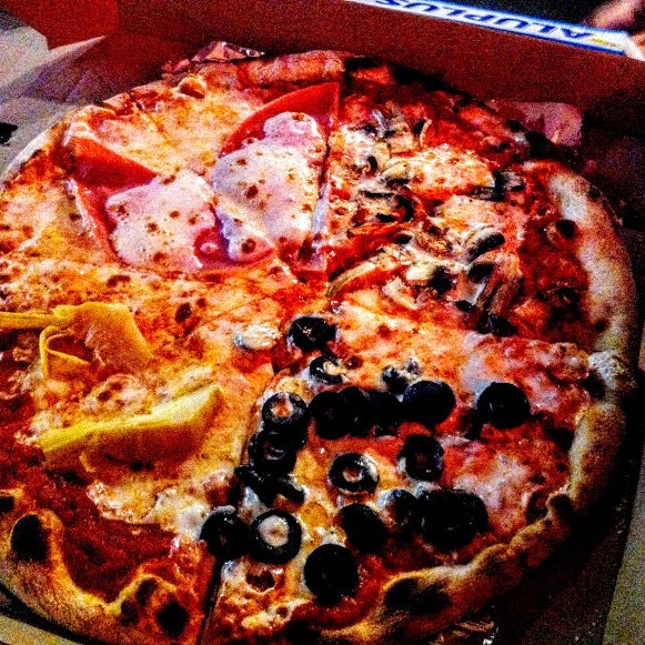 La pizza delgada y leggera, al estilo puro Italiano...Ristorante di Pasta,  Lasagna, Calzoni, Insalate, Vino e dolci...Los esperamos a las 2 pm de martes a domingo