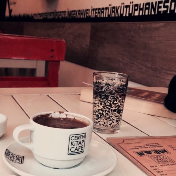 รูปภาพถ่ายที่ Ceren Kitap Cafe โดย Nilgün เมื่อ 1/16/2017