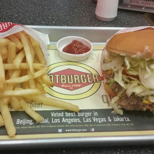 Foto scattata a Fatburger da Tunca T. il 5/24/2014