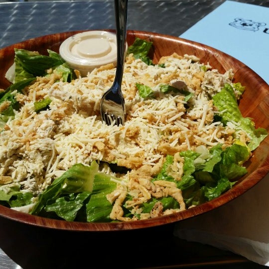 4/24/2014에 Tunca T.님이 California Monster Salads에서 찍은 사진