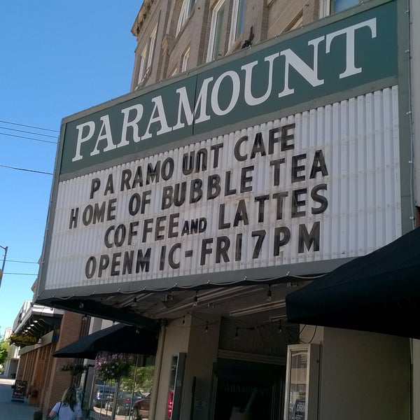 Foto tirada no(a) Paramount Cafe por Zachary M. em 6/18/2016