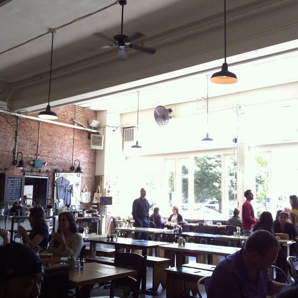 Das Foto wurde bei Oddfellows Cafe &amp; Bar von AAF Seattle am 6/12/2013 aufgenommen