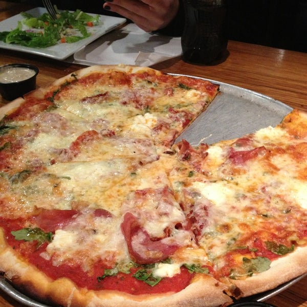 Снимок сделан в Bagby Pizza Co. пользователем Aimee d. 1/12/2013